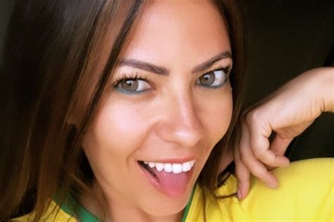 fabiana britto nuda|Brasileira que esteve no Big Brother Itália posa nua de máscara